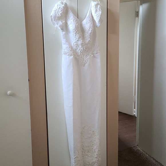 Wedding dress and train - Picture 2 of 4